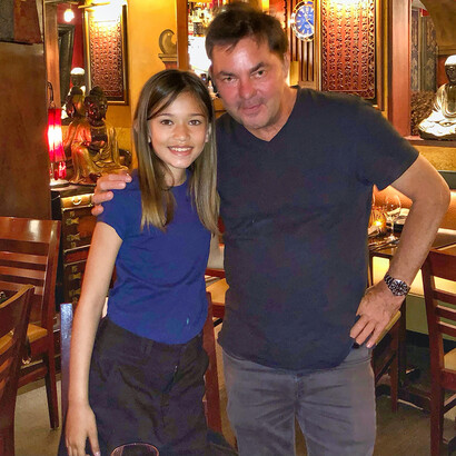 C’est dans ce quartier de misère, au pied de mon immeuble délabré qu’Olivier Van Hoofstad, alors jeune réalisateur Belge avait posé sa caméra, pour tourner Dikkenek, qui deviendra un film culte dans l’histoire du cinéma