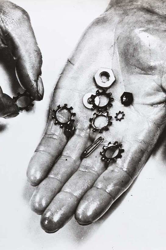 Anton Stankowski, (Gelsenkirchen, Germania, 1906 – Esslingen am Neckar, Germania, 1998)
Gioielli, 1930/1960 - Stampa ai sali d’argento , 29,4 × 37,9 cm © Stankowski-Stiftung