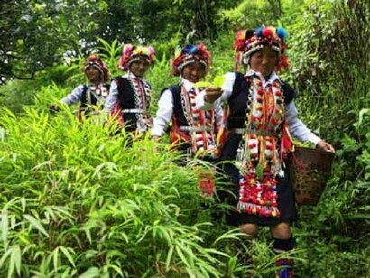 Giovani abitanti dello Yunnan in abito tradizionale