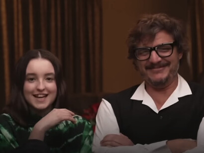 La ficción ha terminado por implosionar. Dios bendiga la nueva era que nos espera. Pedro Pascal y Bella Ramsey, durante una pausa en la filmación de la película