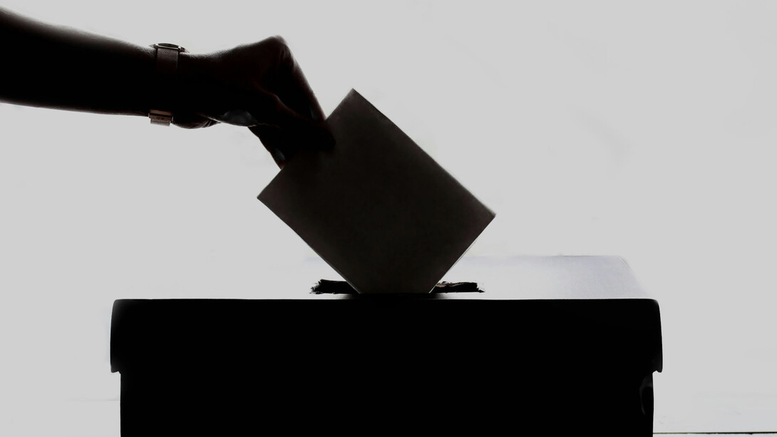 Reflexão sobre como a divisão entre Esquerda, Direita e Centro enfrenta críticas por seu reducionismo e limites na era contemporânea