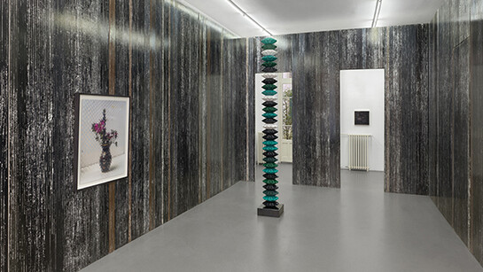 Gregor Hildebrandt, Manchmal sehn ich mich nach einem fremdem Leben, exhibition view. Courtesy of Galleria Mezzanin