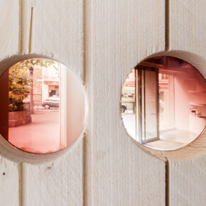 Dan Walsh, Le mur qui écoute, 2014. Photo : Martin Argyroglo