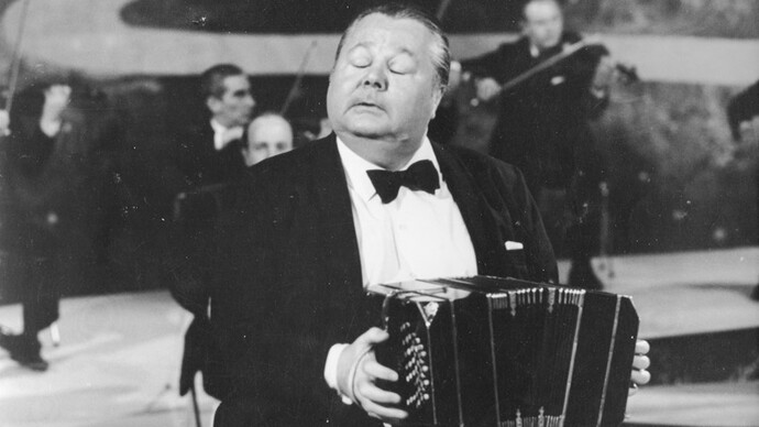 Aníbal Troilo tocando el bandoneón