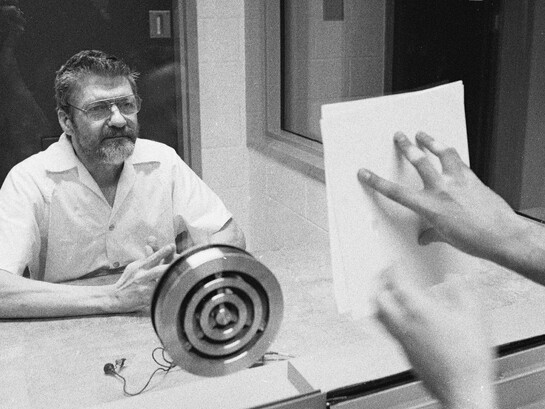 Theodore John Kaczynski, mais conhecido como Ted Kaczynski ou Unabomber, é um dos nomes mais perturbadores e controversos do final do século XX. Matemático brilhante, isolacionista radical e autor de uma campanha de terrorismo doméstico que paralisou partes dos Estados Unidos por quase duas décadas, sua vida e obra continuam a gerar debates intensos — sobretudo porque seu manifesto anti-tecnologia, embora escrito nos anos 1990, ecoa em preocupações do mundo contemporâneo sobre tecnologia, alienação e crise social