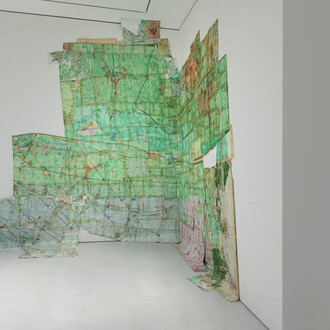 Verschiedene künstler, Uncertain maps, ausstellungsansicht. Mit freundlicher genehmigung von KAI 10 | Arthena Foundation