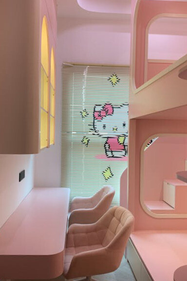 Con una encantadora mezcla de nostalgia y estilo moderno, este dormitorio temático de Hello Kitty refleja el atractivo atemporal de un personaje que ha inspirado a fans durante generaciones.