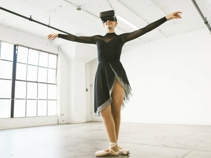 Bailarina ensaia com a ajuda de equipamento de realidade virtual. Nos últimos anos, a IA tem ganhado espaço nas discussões sobre o futuro da arte — tanto no cenário global quanto no Brasil. Com algoritmos capazes de gerar músicas, imagens, poesias e até performances, a tecnologia passou a ser vista como uma colaboradora ativa no processo criativo