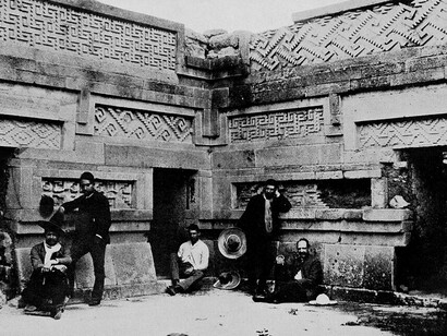 Tribunal interior del Palacio II en Mitla. Sistemas de calendario e historia. Calendario maya,1904 México y Centroamérica. Oaxaca, México
