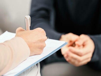 Terapeuta che prende appunti su un blocco note