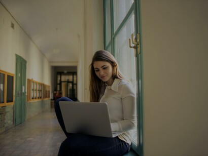 Mulher trabalha em seu laptop