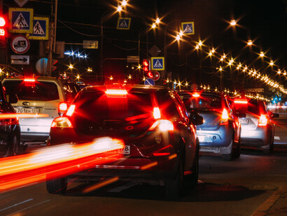 Congestionamento em trânsito sob as luzes da cidade