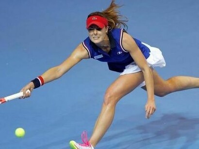 Alize Cornet intenta devolver una pelota
