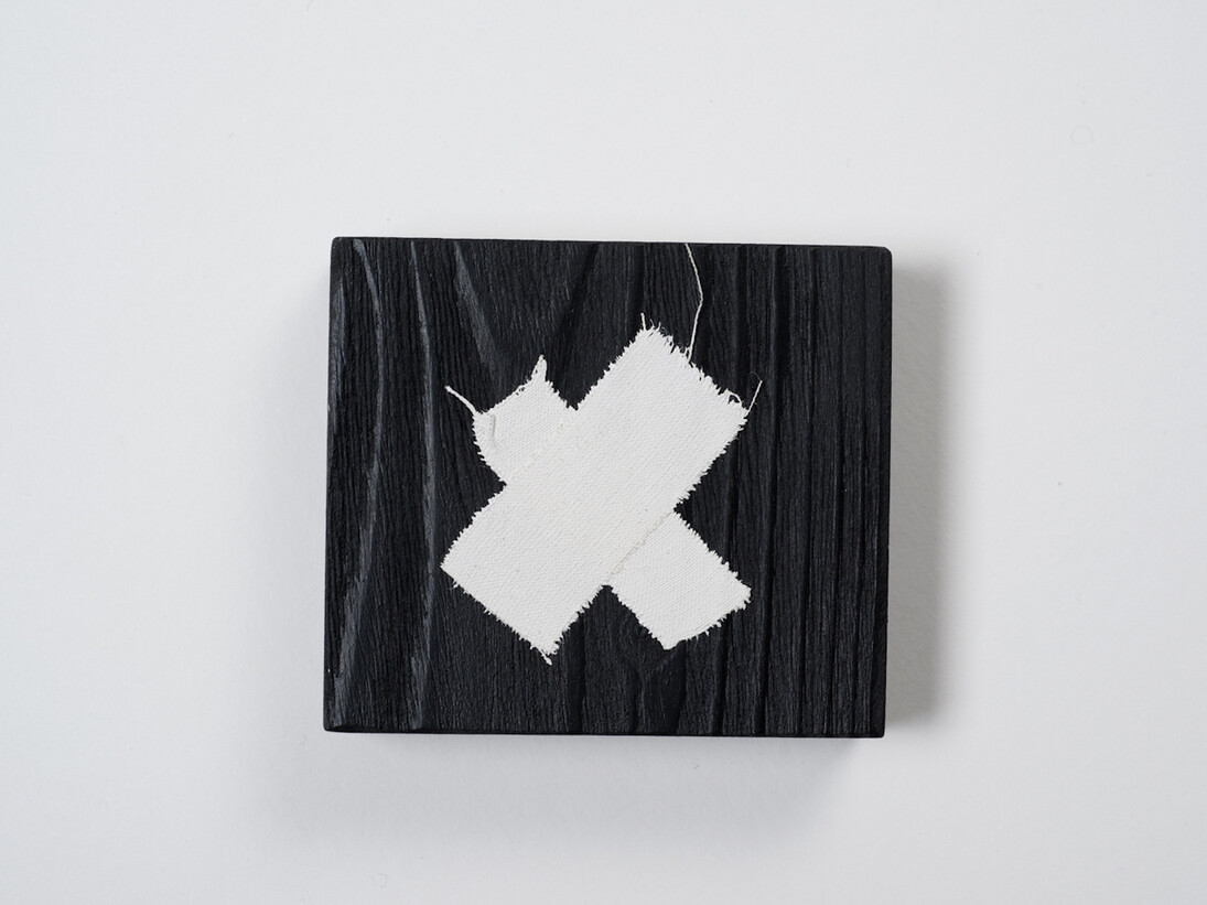 Patrick Corillon, Mélisande, 2016, Toile peinte en blanc sur bois peint en noir 10 x 10 x 1,5 cm, © Patrick Corillon. Courtesy of Micro Onde, Centre d’art de l’Onde