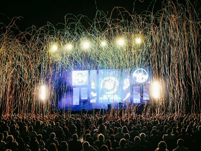 Com efeitos visuais e uma plateia engajada, a imagem captura a essência dos grandes eventos musicais. Iintensidade, emoção e muitas horas em pé que pedem escolhas certeiras no look