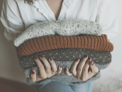 Una persona cargando la ropa que acaba de doblar. Las actividades de todos los días nos pueden ayudar a reflexionar sobre lo que nos pasa