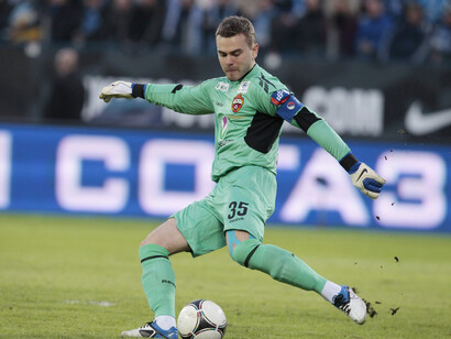 Igor Akinfeyev respinge il pallone