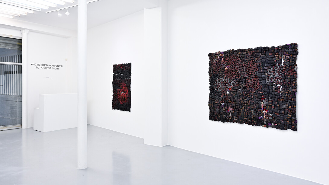 Eva Obodo, And we hired a carpenter to patch the cloth, vue de l'exposition. Avec l'aimable autorisation de la galerie Afikaris et de l'artiste