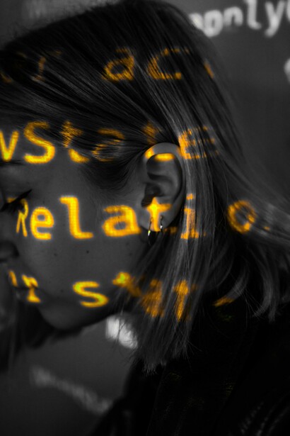 Este equilibrio dinámico asegura que la evolución tecnológica no disuelva la esencia humana, sino que la potencie en nuevas formas de existencia