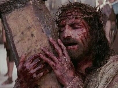 Cena do filme "Paixão de Cristo". A narrativa nada mais é do que uma via-crúcis cinematográfica. O enredo é esquelético, quase inexistente no sentido tradicional, isto é, não fica somente no campo linear da história, mas perpassa por outros momentos da vida de Jesus

