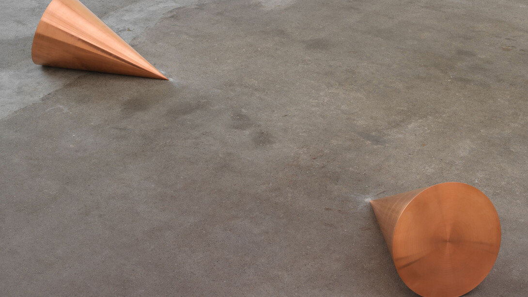 Roni Horn 
Pair Object Vis: For Two Locations in One Place
1988/2007
Solid forged and machined OFHC Copper
Unique
2 cone-shaped units: each 13'' diameter x 21'' long (33 ø x 53.4 cm long)
299 lbs each
© Roni Horn
Courtesy the artist and Hauser & Wirth


