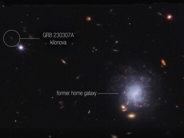 Un'immagine della kilonova GRB 230307A e della galassia da cui provenivano le stelle di neutroni, ripresa dalla NIRCam (Near-Infrared Camera) del telescopio Webb, con frecce di orientamento, una barra di scala e una legenda dei colori a titolo di riferimento. NASA, ESA, CSA, STScI, Andrew Levan (IMAPP, Warw)