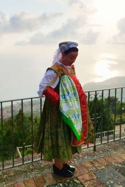 Abito tradizionale gentilmente messo a disposizione  dal Centro culturale "Gian Luigi Pascale" a Guardia Piemontese Paese, ph Raffaella Cesareo