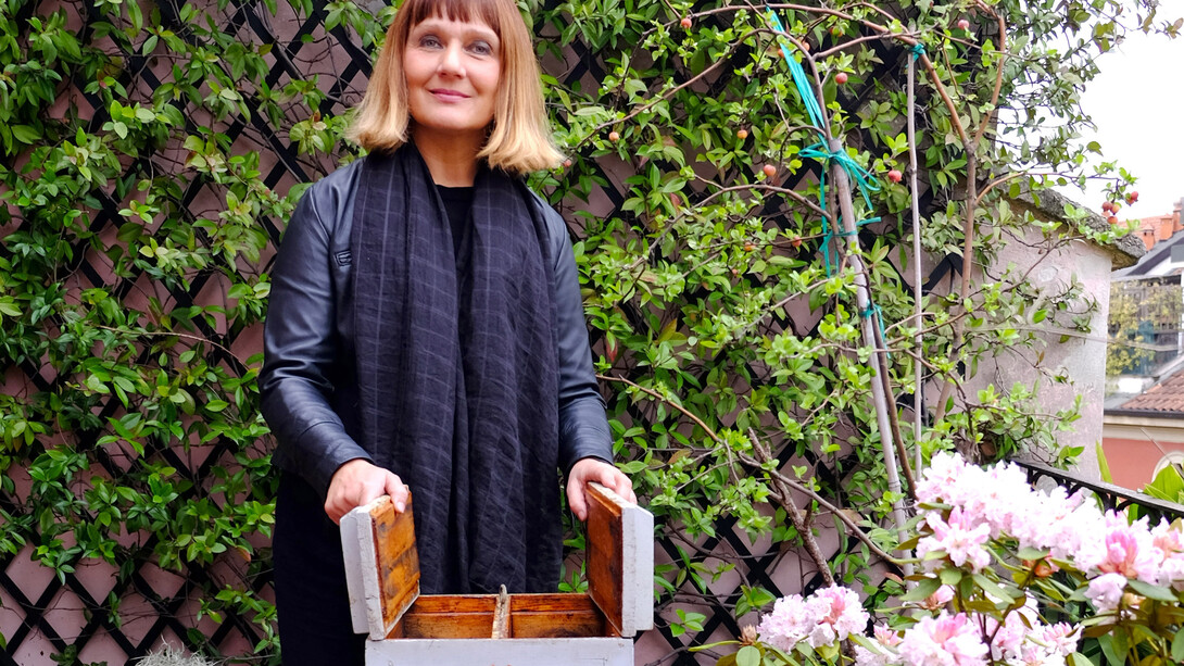 Claudia Zanfi con un'arnia sul terrazzo di casa