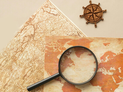 Cartina geografica con lente d'ingrandimento. Impero del Mali e la scoperta delle Americhe: Un legame storico sconosciuto?