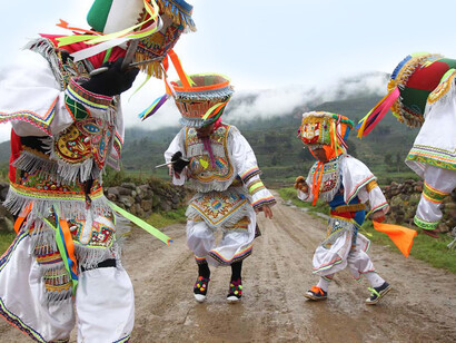 El carácter cultural del desarrollo exige potenciar las dinámicas culturales en sus distintas raíces y otorgar a los temas culturales una prioridad de la que hasta el momento no han gozado