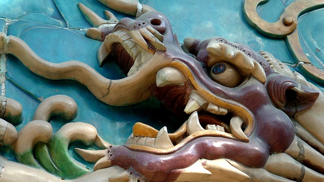 Relieve con la figura de un dragón en Beijing, China