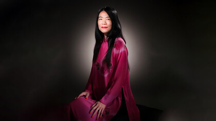 Kim Chi Pho. Je me levais, ajustais la jolie robe moulée à mon corps de top model trentenaire que j’étais alors, remettant délicatement une mèche de cheveux derrière l’oreille, je souris aux spectateurs © Andrea H Vega