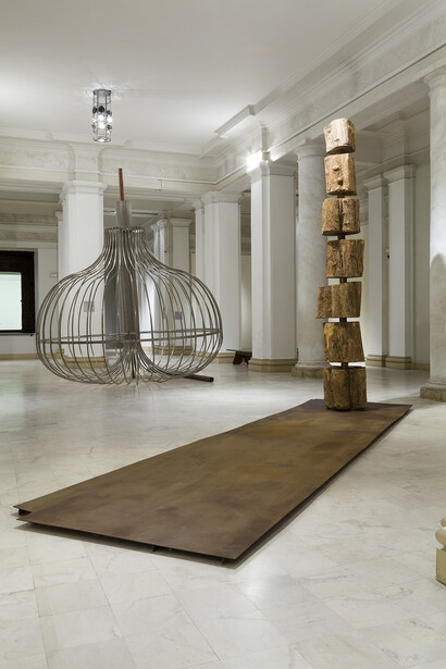 (in the front): coluna, 2011, steel, copper and wood, 400 x 168 x 623, (in the back ): covo, 2011, steel and copper, 500 x 420 x 420 cm,
photo: Isabella Matheus  
