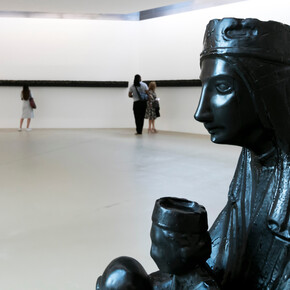Black Madonna (v.), Walking Prayer (h.), Theaster Gates. Black Madonna, 2018, Tar / Rebund Books. Photocredit: Julian Salinas