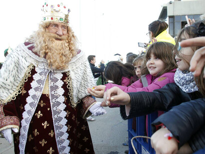Gaspar, recibiendo el cariño de los niños