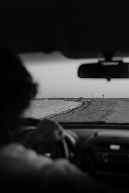 Joven conduciendo su auto