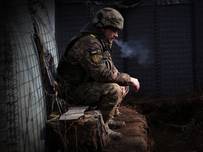 Soldado ucraniano en un trinchera en la guerra de Ucrania