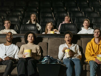 Até a década de 1960 viveu-se uma era de ouro, quando o cinema de rua se consolidou como o principal lazer, movimentando bairros inteiros. Ao redor das salas proliferavam cafeterias, bares, lanchonetes e até produtoras, gerando empregos e dinamizando a economia local