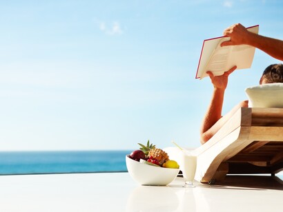 Leyendo junto al mar