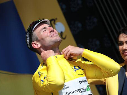 Mark Cavendish con la maglia gialla