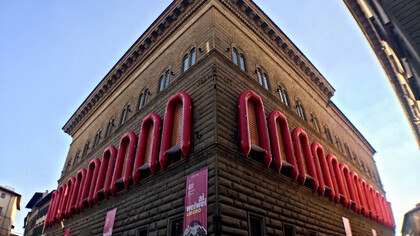 La facciata di Palazzo Strozzi con l'installazione di Ai Weiwei
