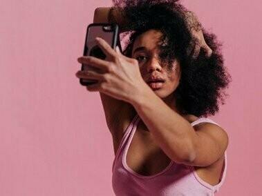 Mulher se fotografa com seu celular. Eu adoraria falar que não são todos os perfis que são assim, mas absolutamente TODOS (e eu escrevi em capslock para enfatizar mesmo) os perfis que conversavam com nosso perfil normal e o perfil falso ao mesmo tempo, deixaram o nosso perfil normal de lado e focaram apenas no perfil falso com uns chegando a ponto de nos bloquearem