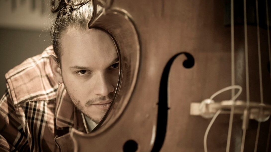 Alessio Zoratti e il suo contrabbasso. Foto © Luca D'Agostino