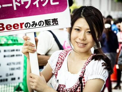 Una giovane giapponese in costume bavarese
