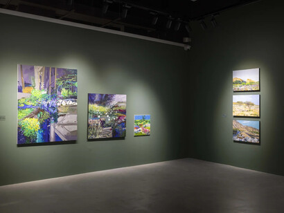 Mona Al Khaja, Caravan of colors through time, exhibition view. Courtesy of Aisha Alabbar Gallery