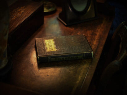 Libro antiguo y olvidado encima de un escritorio de madera