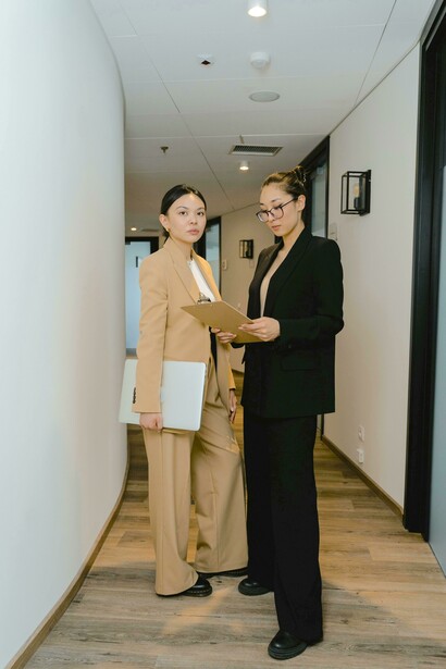 Mulher veste camiseta listrada com blazer