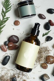 Le piante officinali custodiscono nei loro oli essenziali l’anima aromatica della natura, trasformandosi in basi preziose per profumi e rimedi antichi