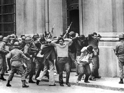 Arrestos en las inmediaciones de la Moneda tras el golpe de 1973