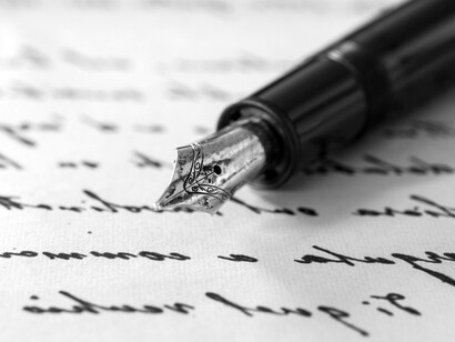 Los marcadores textuales no solamente sirven para enlazar oraciones dentro de los párrafos, sino que también se usan para vincular estas últimas unidades textuales